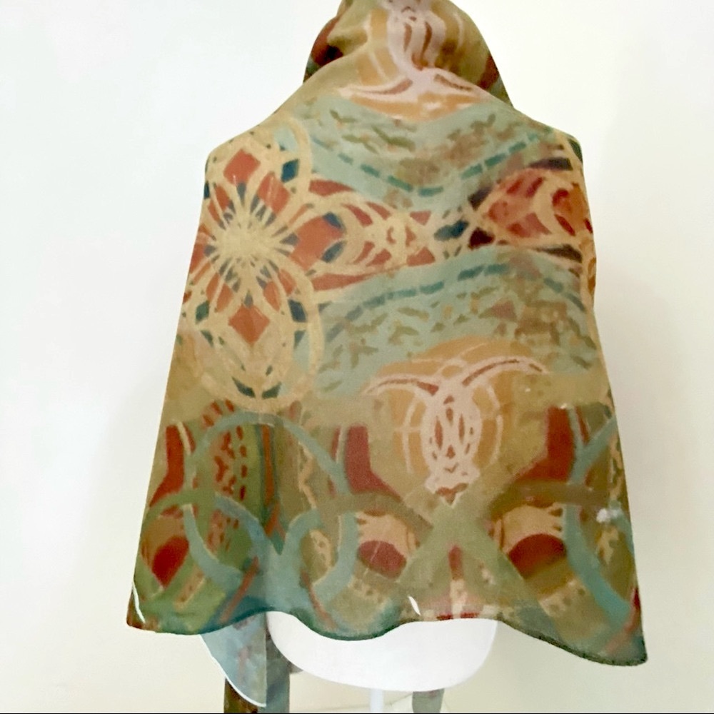 NEW without TAGS Elegant Wrap with Abstract Graphic
